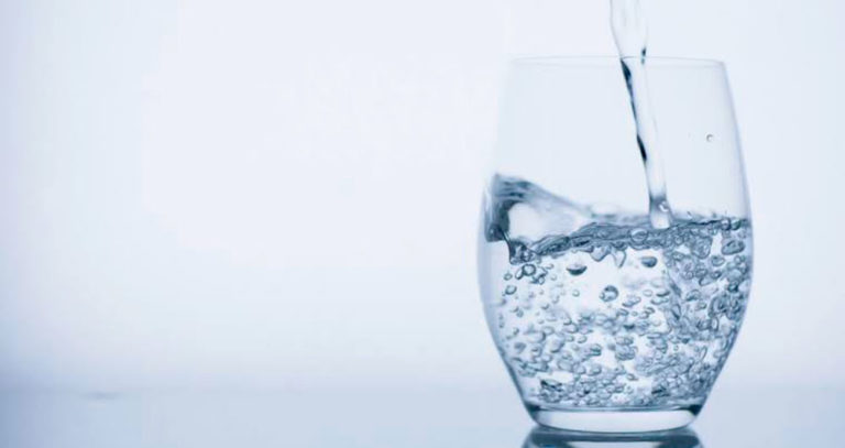 Por qué beber agua es beneficioso para los dientes