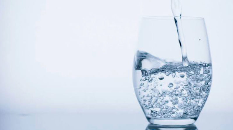 Por qué beber agua es beneficioso para los dientes